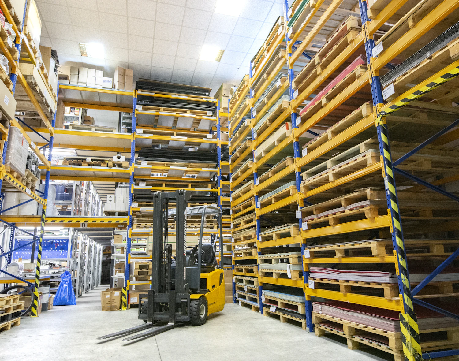 Racks de almacén con tarimas y montacargas