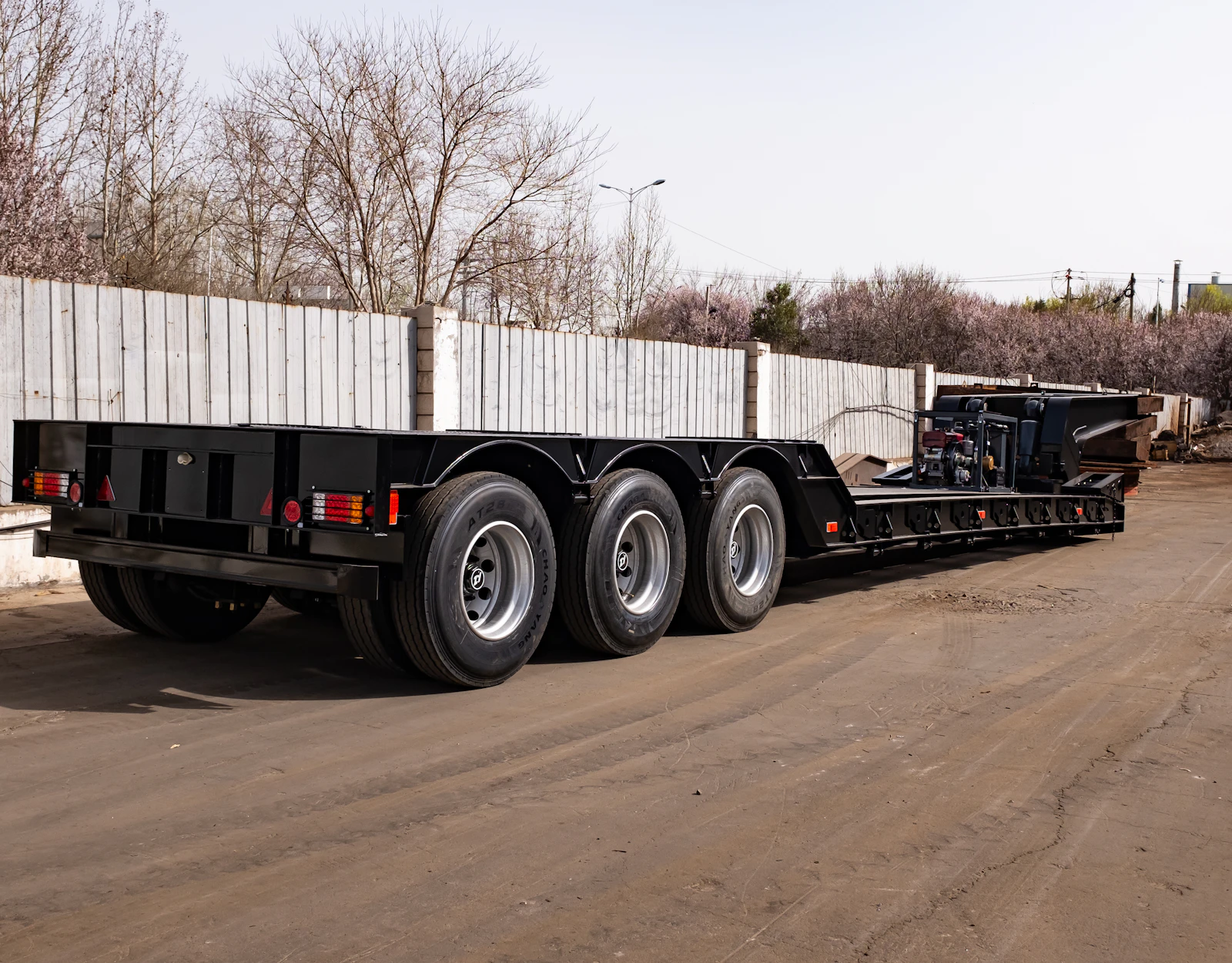 Remolque lowboy de tres ejes para carga especializada