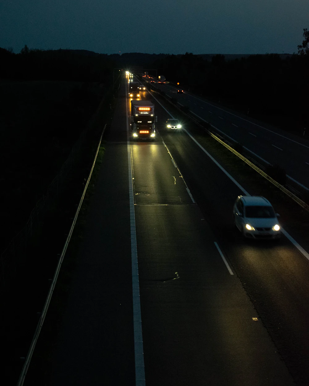 Tractocamiones circulando de noche por la autopista